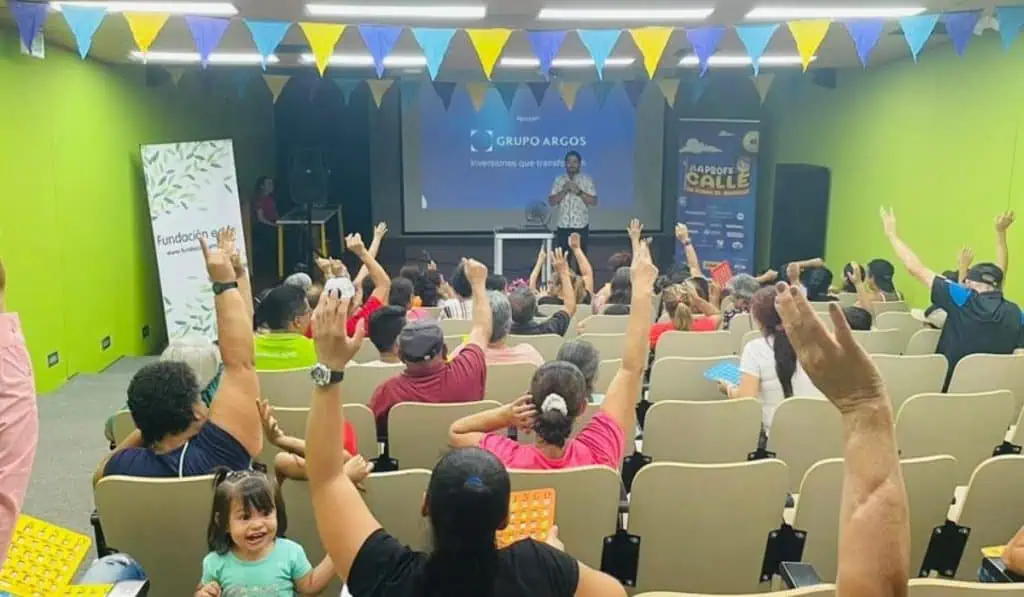 Valora Analitik y Q’hubo inician recorridos en los barrios de Medellín con la Profe Calle Así fue el acercamiento con las actividades de la Profe Calle en Manrique