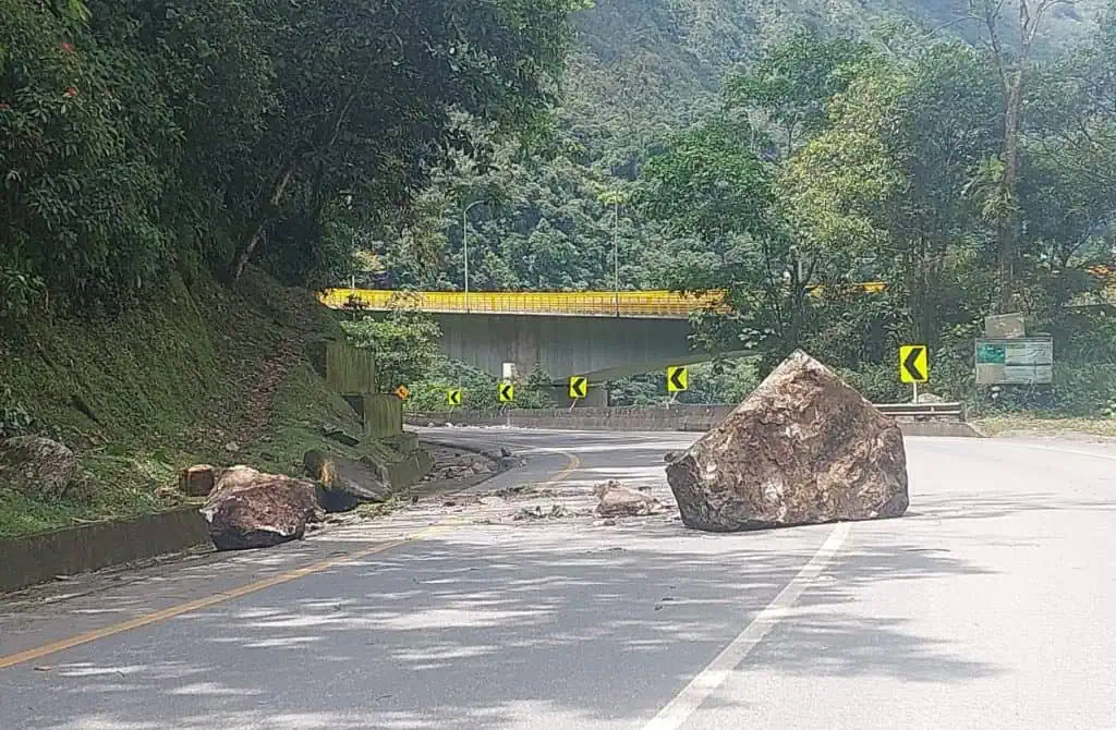 Solo estos vehículos podrán transitar por la vía al Llano; hay bloqueos por protesta Vía al llano cerrada por deslizamientos