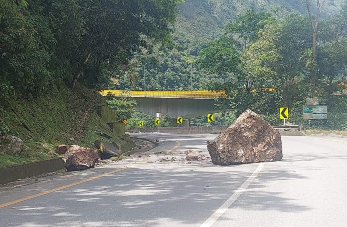 Vía al llano cerrada por deslizamientos