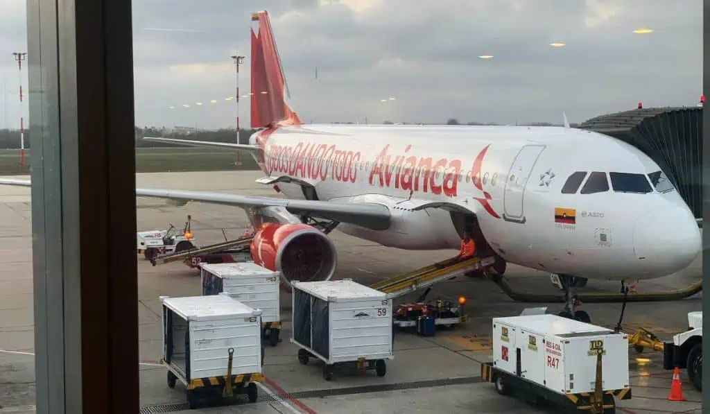 IATA dice que usuarios pueden retomar sus planes de viaje en Colombia tras crisis de combustibles Combustible para aviones en Colombia