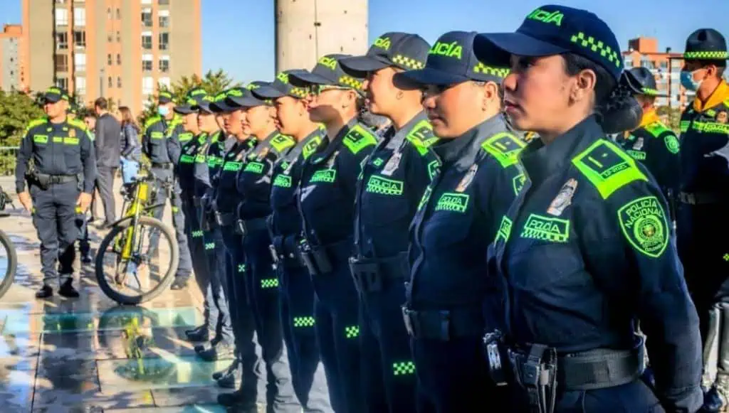 Petro alerta por “tormenta económica” en Colombia en 2024; anticipa que se congelarán altos salarios Policía en Bogotá.