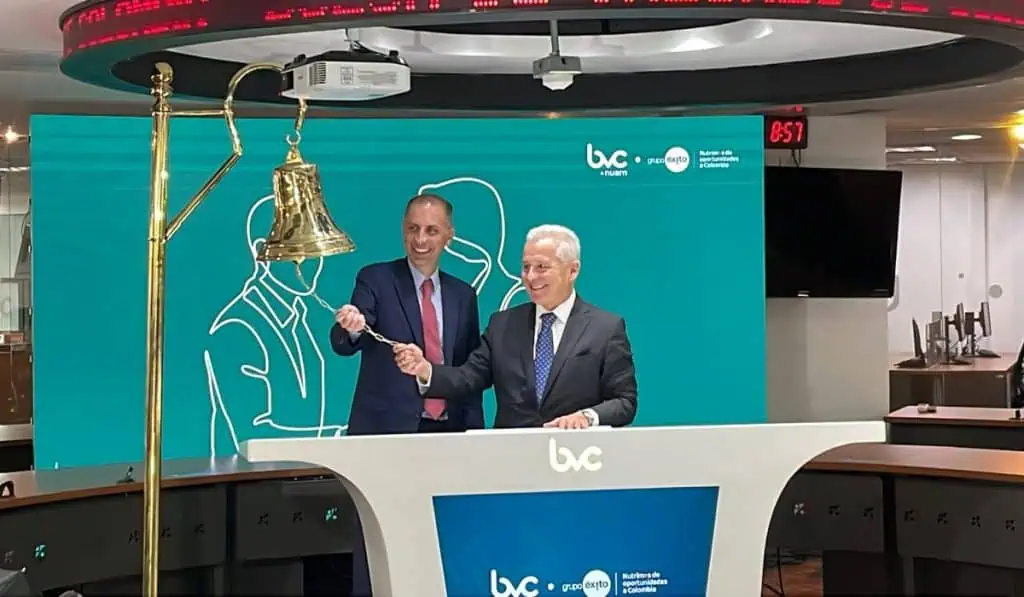 Grupo Éxito toca campana y espera pronto ingreso al MSCI Colcap de la Bolsa de Colombia Andrés Restrepo de la bvc y Carlos Mario Giraldo de Grupo Éxito, durante el toque de campana de la compañía