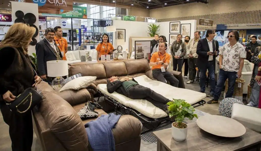 Ashley Furniture cerrará su primer año con más de $15 mil millones en ventas Ashley Furniture participa en la Feria del Hogar 2023. Foto: Corferias