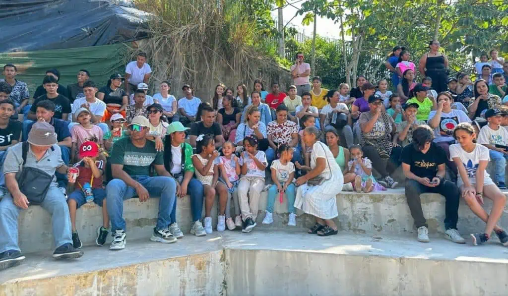 Aris Mining y alcaldías lanzan 'Estrellas Azules': Un programa para Antioquia y Caldas Asistentes. inicio Escuelas Deportivas Estrellas Azules.