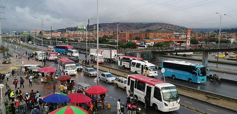 Gustavo Bolívar propone túneles para Soacha y La Calera y dice que construirá 60 CAI de Policía Autopista Sur. Gustavo Bolívar propone túnel
