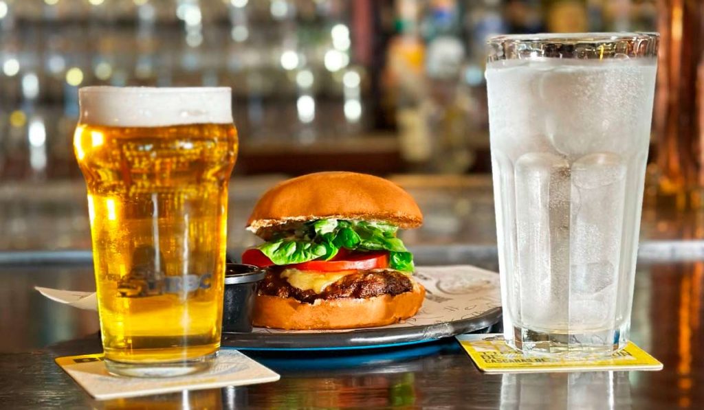 Bavaria presenta 'Momentos más Pro': combos por $25.000 en bares y restaurantes selectos