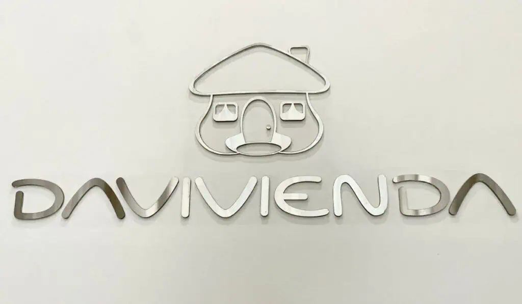 Los cinco bancos colombianos que estuvieron entre los más valiosos de Latinoamérica Logo de Davivienda en oficinas de Bogotá