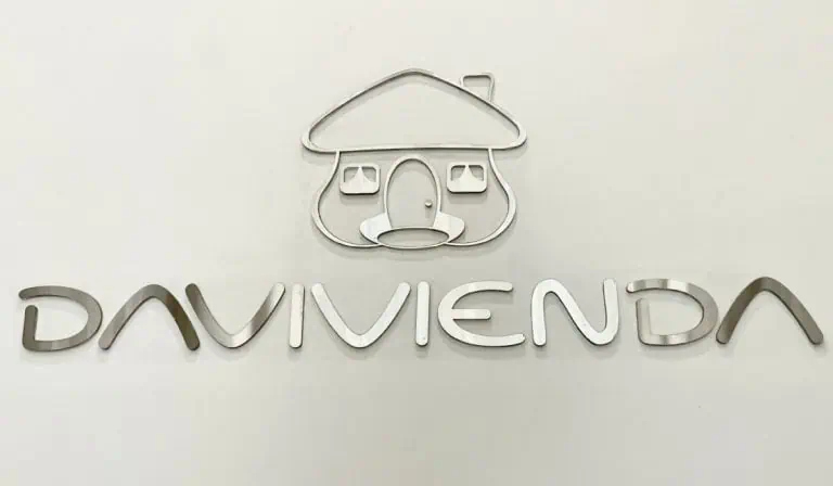 Logo de Davivienda en oficinas de Bogotá