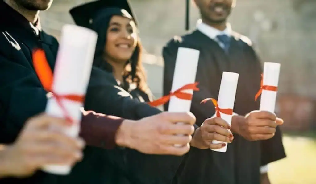 ¿Obtuvo un título universitario en el extranjero? Así puede convalidarlo en Colombia Título universitario