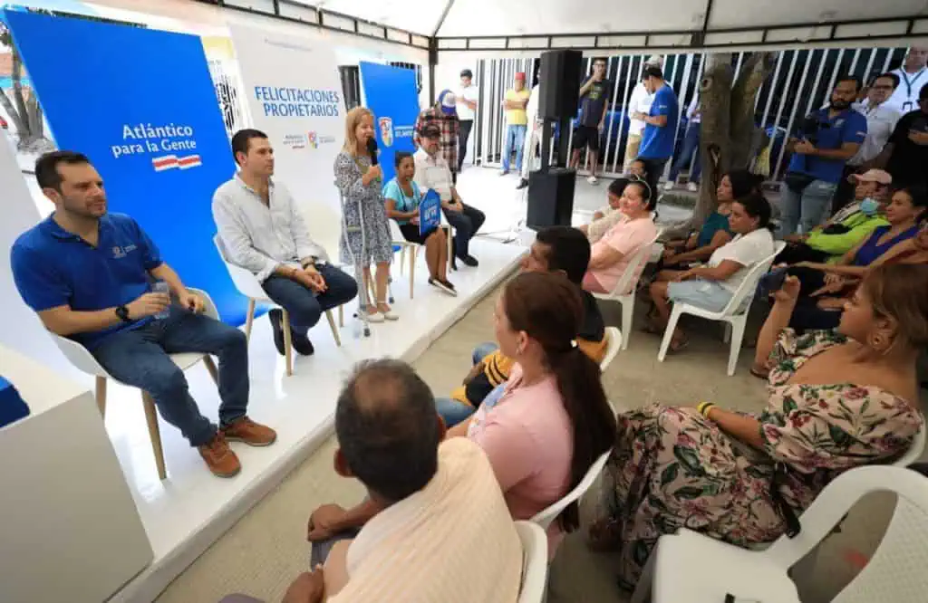 Gobernadora del Atlántico entregó nuevos títulos de vivienda en Sabanagrande Entrega de títulos