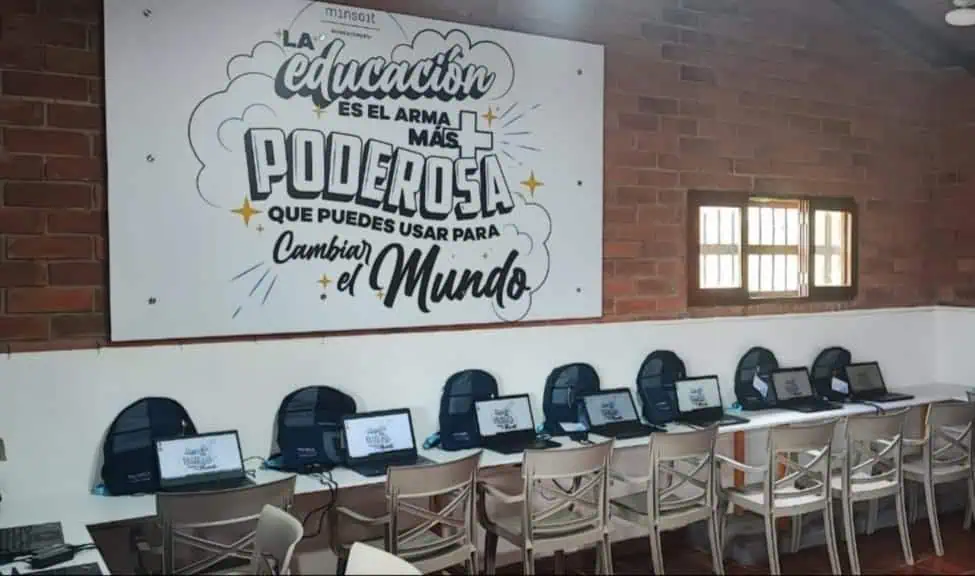 Expedición Indra-Minsait llega a Rionegro (Antioquia) con dotación de nueva sala Tic Expedición Indra-Minsait