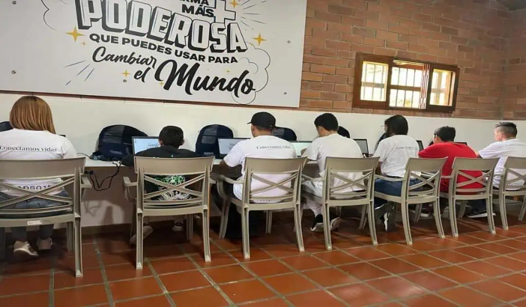 Expedición Indra-Minsait llega a Rionegro (Antioquia) con dotación de nueva sala Tic Expedición Indra-Minsait