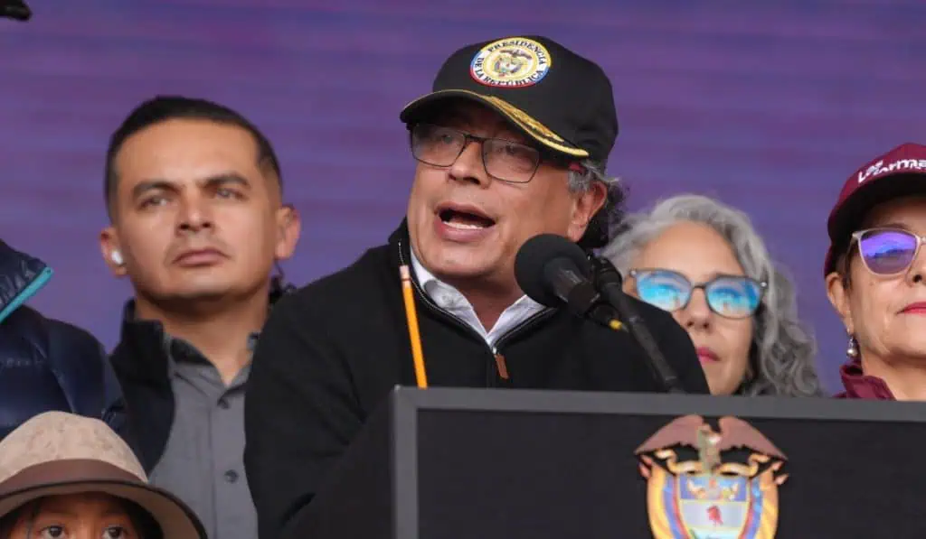 En Villavicencio, Petro lanza polémica propuesta de ‘nacionalizar’ vía al Llano Gustavo Petro habla durante las marchas del 27 de septiembre