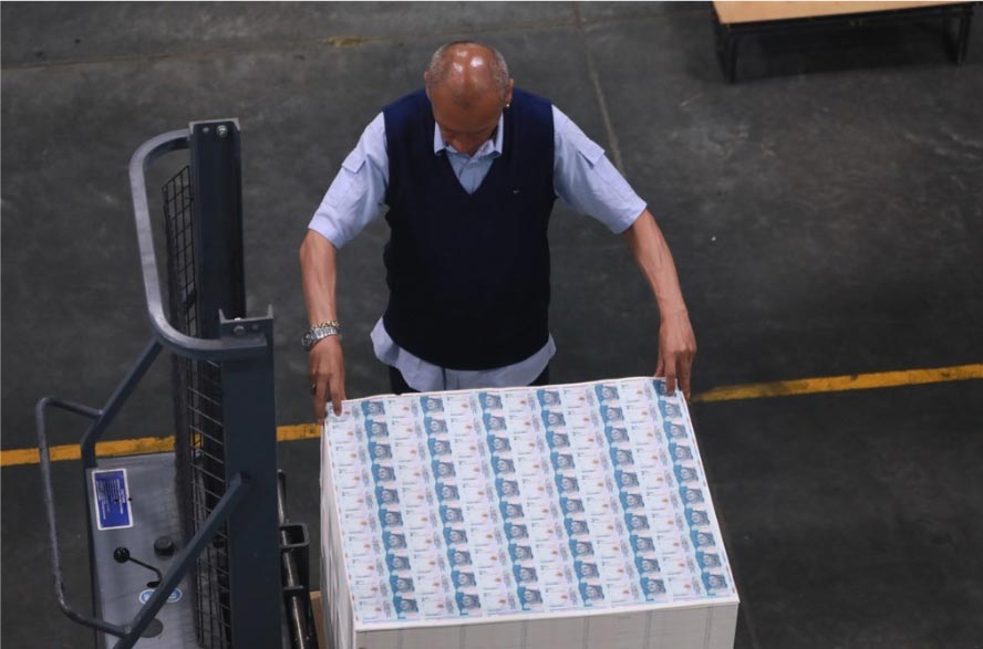 Así lucen los billetes después de ser sacados de las máquinas.