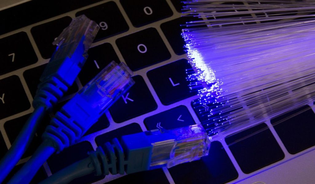 Listo borrador de convocatoria de MinTIC para llevar internet fijo a hogares pobres de Colombia