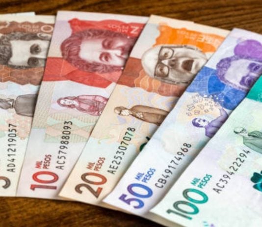 Pesos colombianos.