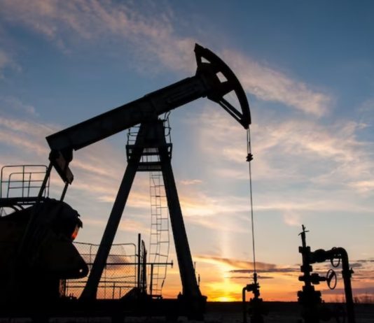 Petróleo WTI cae por debajo de US$70 el barril y cerró en el nivel más bajo desde junio