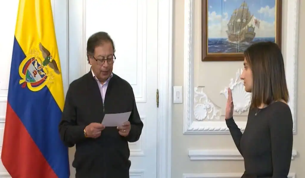Laura Sarabia vuelve al Gobierno: se posesiona como directora del Departamento de Prosperidad Social Presidente Gustavo Petro posesiona a Laura Sarabia como directora de Prosperidad Social. Foto_ Presi