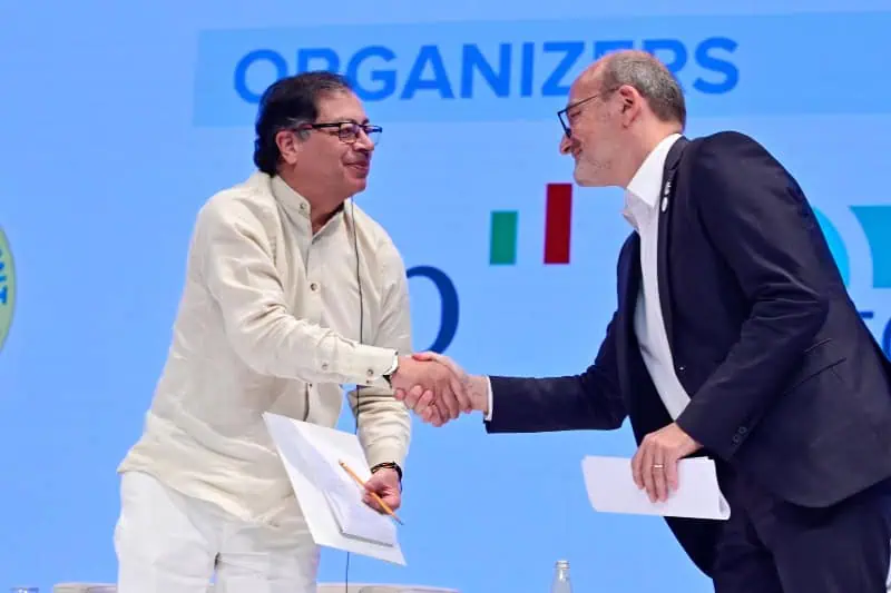 Petro critica la desconexión de la banca con la lucha contra la crisis climática Presidente Gustavo Petro y Rémy Rioux, director del AFD