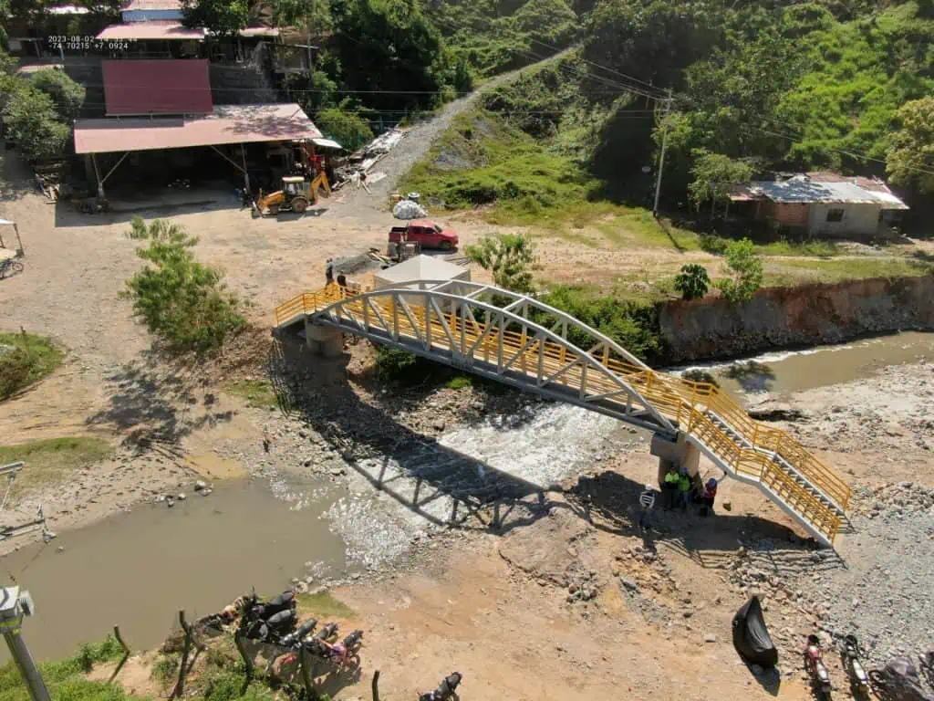 Aris Mining y autoridades presentaron obras de infraestructura para el nordeste antioqueño Puente peatonal Campoalegre - Segovia