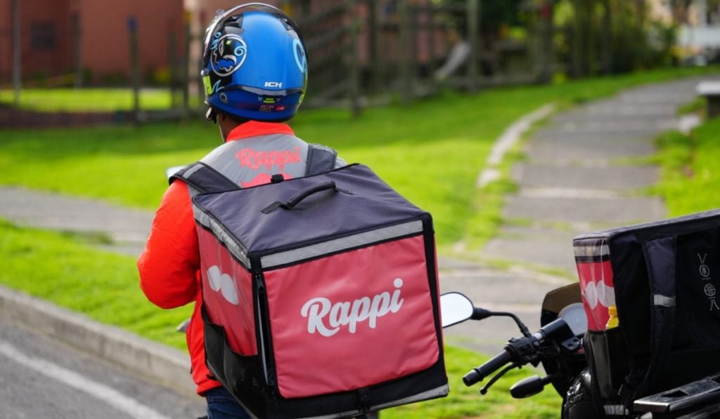 Trabajador de Rappi recibiendo pedido