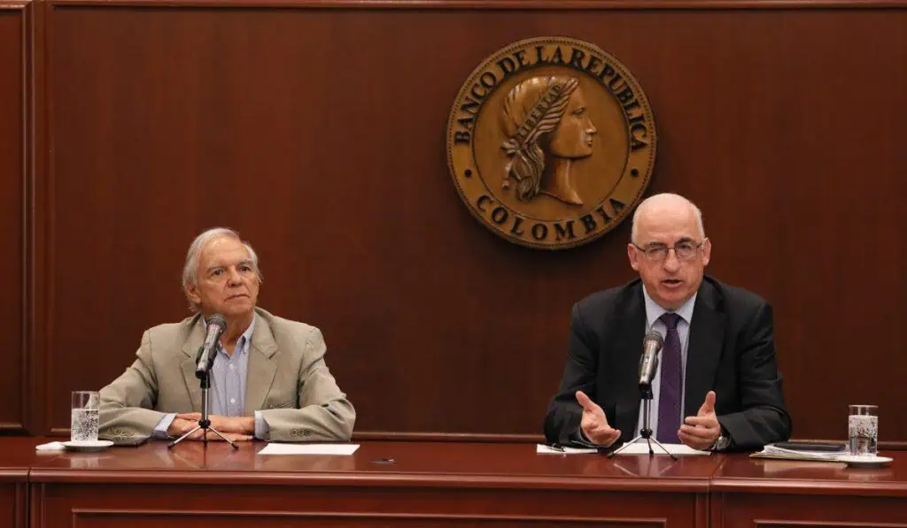 Tasas de interés podrían demorarse en bajar más de lo esperado Ricardo Bonilla, ministro de Hacienda, y Leonardo Villar, gerente del Banco de la República