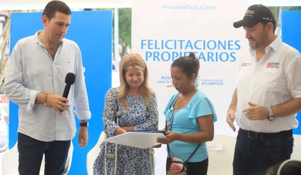Gobernadora del Atlántico entregó nuevos títulos de vivienda en Sabanagrande Títulos de vivienda en Sabanagrande