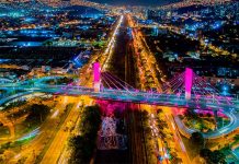 Vista nocturna de Medellín - Colombia-