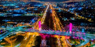Vista nocturna de Medellín - Colombia-