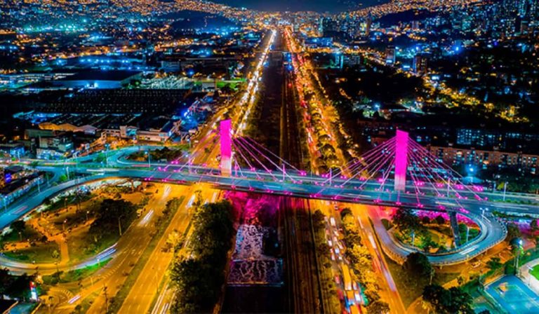 Vista nocturna de Medellín - Colombia-