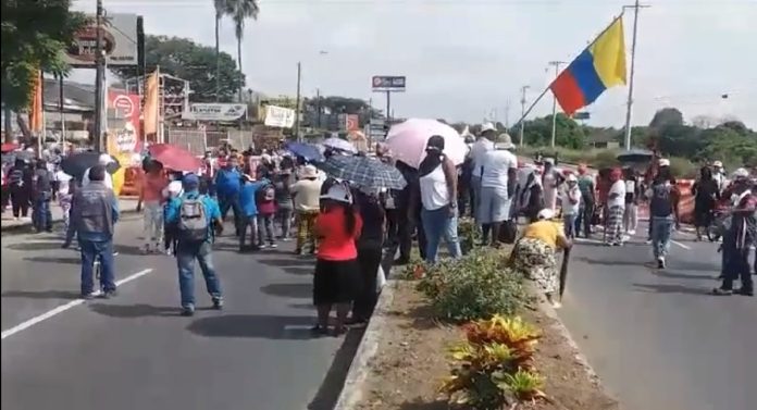 via-panamericana-1 Indígenas bloquean Vía Panamericana en Cali exigiendo presencia de Gustavo Petro