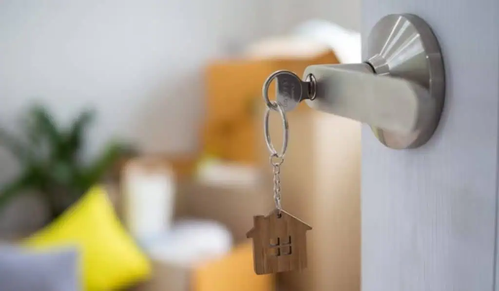¿Cuánto subió el arriendo para ‘roomates’ en Bogotá en 2023? La adquisición de vivienda en el país se ha convertido en un reto importante para muchas personas. Por eso, ante la alta demanda de precios que hay en los diversos proyectos, muchos han optado buscar diversas alternativas para poder hacerse con su vivienda propia. Una de ellas es la compra de terrenos para la construcción de vivienda, la cual ha venido ganando terreno en preferencia de los ciudadanos. Destacando que datos que arroja FincaRaíz, durante el año de la pandemia (2020) se incrementó de manera considerable la búsqueda de lotes en sectores rurales, lo que manifiesta un interés alternativo que permite que se pueda cumplir el sueño de tener casa propia en zonas alejadas de la ciudad. Ante esta tendencia que cada vez está cobrando más fuerza, la caja de compensación Compensar, implementó un subsidio al que pueden aplicar los trabajadores afiliados que tienen un lote en Bogotá o zonas aledañas y que tengan como objetivo la construcción de vivienda en este lugar. Este programa otorga beneficios económicos en los cuáles Compensar desembolsa montos que van desde los 18 salarios mínimos mensuales legales vigentes para zonas construidas dentro de la capital del país y de 70 SMMLV para aquellos que su construcción se ejecute en zonas rurales. ¿Cómo acceder al subsidio para construcción de vivienda? Para quienes quieren aplicar al subsidio, deben tener en cuenta que existen algunas exigencias para el grupo familiar como para el terreno en el que se va a construir. Para ello, debe tener presente que el predio tiene que estar legalizado, disponer de servicios públicos, tener licencia de construcción, no presentar riesgos ambientales y principalmente, la habilitación para vivienda. Asimismo, habrá una exclusión en lotes rurales si forman parte de condominios. Por otro lado, los requisitos familiares lo primero que se debe hacer es ser afiliado a Compensar, tener ingresos totales iguales o inferiores a cuatro salarios mínimos mensuales legales vigentes, no ser propietario de más de un terreno y no haber recibido algún subsidio nacional de vivienda. Además, es necesario que demuestre la capacidad de aporte de por lo menos el 10 % del valor de la vivienda por medio de los recursos complementarios como créditos, cesantías, ahorros, entre otros. Recomendado: ¿Qué es un fideicomiso y cómo funciona para comprar una vivienda en Colombia? Según lo explicó Miguel Rodríguez, quien es coordinador del programa de vivienda de Compensar, el objetivo es generar un “apoyo a las familias para que conviertan un terreno en un hogar digno. Sabemos que esto puede representar desafíos financieros y con este subsidio buscamos aliviar la carga promoviendo el bienestar”. Así se puede postular al subsidio para construcción de vivienda El trámite para obtener el subsidio se da inicio con la inscripción en la plataforma de Compensar, Ahí se verificará que la persona que hace la solicitud junto con el predio cumpla con los requisitos que están establecidos. En caso de que la solicitud sea aprobada, el beneficiario debe elegir un constructor aliado el cual se encargará de ejecutar la obra. Además, gestionará las pólizas necesarias para que se ejecute el proyecto. Cuando se haga la finalización de la construcción de vivienda, esta será entregada al propietario. Gracias a iniciativas como esta, miles de colombianos han encontrado una vía para cumplir el sueño de tener una casa propia. Compensar no solo entrega recursos económicos, sino que también aporta un acompañamiento integral que garantiza que el proceso de construcción cumpla con estándares de calidad y sostenibilidad.