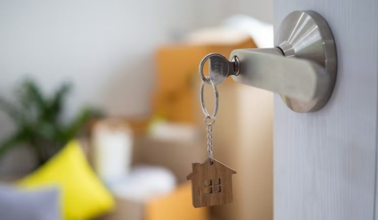 La adquisición de vivienda en el país se ha convertido en un reto importante para muchas personas. Por eso, ante la alta demanda de precios que hay en los diversos proyectos, muchos han optado buscar diversas alternativas para poder hacerse con su vivienda propia. Una de ellas es la compra de terrenos para la construcción de vivienda, la cual ha venido ganando terreno en preferencia de los ciudadanos. Destacando que datos que arroja FincaRaíz, durante el año de la pandemia (2020) se incrementó de manera considerable la búsqueda de lotes en sectores rurales, lo que manifiesta un interés alternativo que permite que se pueda cumplir el sueño de tener casa propia en zonas alejadas de la ciudad. Ante esta tendencia que cada vez está cobrando más fuerza, la caja de compensación Compensar, implementó un subsidio al que pueden aplicar los trabajadores afiliados que tienen un lote en Bogotá o zonas aledañas y que tengan como objetivo la construcción de vivienda en este lugar. Este programa otorga beneficios económicos en los cuáles Compensar desembolsa montos que van desde los 18 salarios mínimos mensuales legales vigentes para zonas construidas dentro de la capital del país y de 70 SMMLV para aquellos que su construcción se ejecute en zonas rurales. ¿Cómo acceder al subsidio para construcción de vivienda? Para quienes quieren aplicar al subsidio, deben tener en cuenta que existen algunas exigencias para el grupo familiar como para el terreno en el que se va a construir. Para ello, debe tener presente que el predio tiene que estar legalizado, disponer de servicios públicos, tener licencia de construcción, no presentar riesgos ambientales y principalmente, la habilitación para vivienda. Asimismo, habrá una exclusión en lotes rurales si forman parte de condominios. Por otro lado, los requisitos familiares lo primero que se debe hacer es ser afiliado a Compensar, tener ingresos totales iguales o inferiores a cuatro salarios mínimos mensuales legales vigentes, no ser propietario de más de un terreno y no haber recibido algún subsidio nacional de vivienda. Además, es necesario que demuestre la capacidad de aporte de por lo menos el 10 % del valor de la vivienda por medio de los recursos complementarios como créditos, cesantías, ahorros, entre otros. Recomendado: ¿Qué es un fideicomiso y cómo funciona para comprar una vivienda en Colombia? Según lo explicó Miguel Rodríguez, quien es coordinador del programa de vivienda de Compensar, el objetivo es generar un “apoyo a las familias para que conviertan un terreno en un hogar digno. Sabemos que esto puede representar desafíos financieros y con este subsidio buscamos aliviar la carga promoviendo el bienestar”. Así se puede postular al subsidio para construcción de vivienda El trámite para obtener el subsidio se da inicio con la inscripción en la plataforma de Compensar, Ahí se verificará que la persona que hace la solicitud junto con el predio cumpla con los requisitos que están establecidos. En caso de que la solicitud sea aprobada, el beneficiario debe elegir un constructor aliado el cual se encargará de ejecutar la obra. Además, gestionará las pólizas necesarias para que se ejecute el proyecto. Cuando se haga la finalización de la construcción de vivienda, esta será entregada al propietario. Gracias a iniciativas como esta, miles de colombianos han encontrado una vía para cumplir el sueño de tener una casa propia. Compensar no solo entrega recursos económicos, sino que también aporta un acompañamiento integral que garantiza que el proceso de construcción cumpla con estándares de calidad y sostenibilidad.