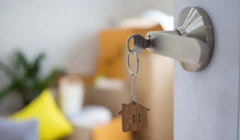 La adquisición de vivienda en el país se ha convertido en un reto importante para muchas personas. Por eso, ante la alta demanda de precios que hay en los diversos proyectos, muchos han optado buscar diversas alternativas para poder hacerse con su vivienda propia. Una de ellas es la compra de terrenos para la construcción de vivienda, la cual ha venido ganando terreno en preferencia de los ciudadanos. Destacando que datos que arroja FincaRaíz, durante el año de la pandemia (2020) se incrementó de manera considerable la búsqueda de lotes en sectores rurales, lo que manifiesta un interés alternativo que permite que se pueda cumplir el sueño de tener casa propia en zonas alejadas de la ciudad. Ante esta tendencia que cada vez está cobrando más fuerza, la caja de compensación Compensar, implementó un subsidio al que pueden aplicar los trabajadores afiliados que tienen un lote en Bogotá o zonas aledañas y que tengan como objetivo la construcción de vivienda en este lugar. Este programa otorga beneficios económicos en los cuáles Compensar desembolsa montos que van desde los 18 salarios mínimos mensuales legales vigentes para zonas construidas dentro de la capital del país y de 70 SMMLV para aquellos que su construcción se ejecute en zonas rurales. ¿Cómo acceder al subsidio para construcción de vivienda? Para quienes quieren aplicar al subsidio, deben tener en cuenta que existen algunas exigencias para el grupo familiar como para el terreno en el que se va a construir. Para ello, debe tener presente que el predio tiene que estar legalizado, disponer de servicios públicos, tener licencia de construcción, no presentar riesgos ambientales y principalmente, la habilitación para vivienda. Asimismo, habrá una exclusión en lotes rurales si forman parte de condominios. Por otro lado, los requisitos familiares lo primero que se debe hacer es ser afiliado a Compensar, tener ingresos totales iguales o inferiores a cuatro salarios mínimos mensuales legales vigentes, no ser propietario de más de un terreno y no haber recibido algún subsidio nacional de vivienda. Además, es necesario que demuestre la capacidad de aporte de por lo menos el 10 % del valor de la vivienda por medio de los recursos complementarios como créditos, cesantías, ahorros, entre otros. Recomendado: ¿Qué es un fideicomiso y cómo funciona para comprar una vivienda en Colombia? Según lo explicó Miguel Rodríguez, quien es coordinador del programa de vivienda de Compensar, el objetivo es generar un “apoyo a las familias para que conviertan un terreno en un hogar digno. Sabemos que esto puede representar desafíos financieros y con este subsidio buscamos aliviar la carga promoviendo el bienestar”. Así se puede postular al subsidio para construcción de vivienda El trámite para obtener el subsidio se da inicio con la inscripción en la plataforma de Compensar, Ahí se verificará que la persona que hace la solicitud junto con el predio cumpla con los requisitos que están establecidos. En caso de que la solicitud sea aprobada, el beneficiario debe elegir un constructor aliado el cual se encargará de ejecutar la obra. Además, gestionará las pólizas necesarias para que se ejecute el proyecto. Cuando se haga la finalización de la construcción de vivienda, esta será entregada al propietario. Gracias a iniciativas como esta, miles de colombianos han encontrado una vía para cumplir el sueño de tener una casa propia. Compensar no solo entrega recursos económicos, sino que también aporta un acompañamiento integral que garantiza que el proceso de construcción cumpla con estándares de calidad y sostenibilidad.