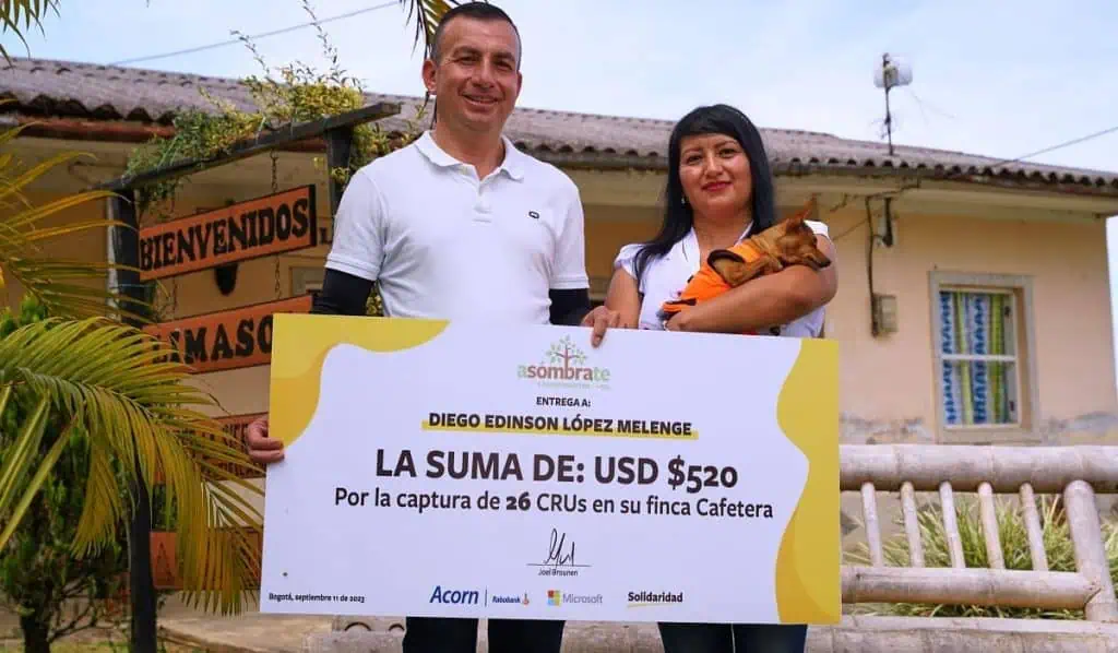 Asómbrate, iniciativa que ha entregado más de $2.000 millones a agricultores por capturar carbono Programa Asómbrate entrega a pequeños productores un incentivo económico por capturar carbono. Foto: Solidaridad Network.