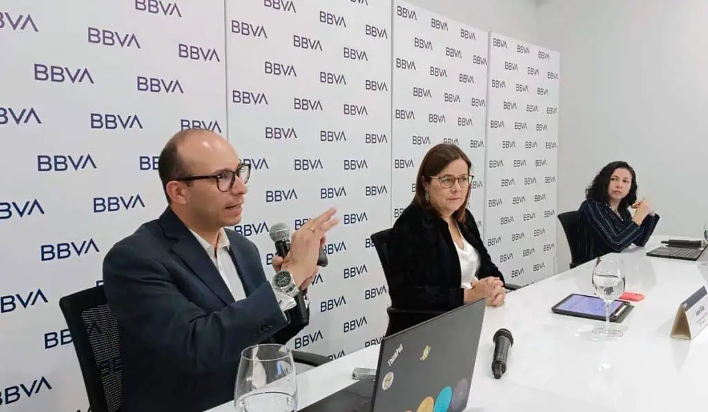 BBVA: Economía de Colombia se desacelerará hasta primera parte de 2024, pero mejorará consumo Mauricio Hernández, Juana Téllez y María Carolina Ramírez del BBVA Colombia
