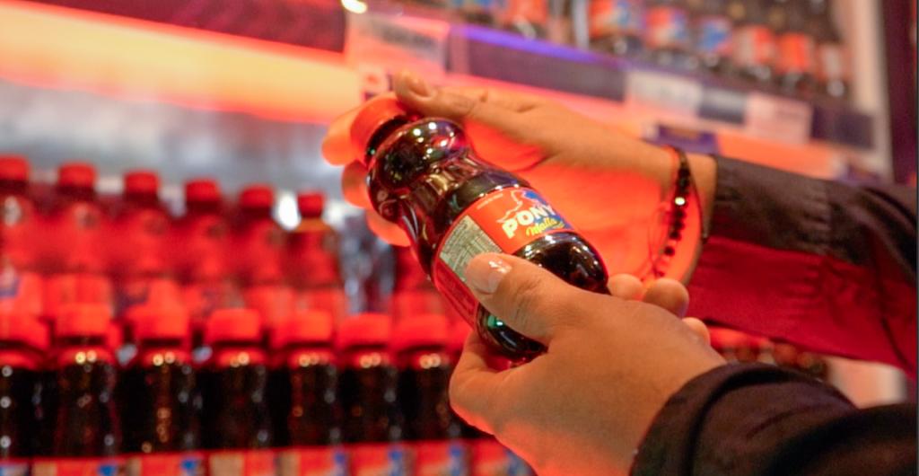 los productos que se encuentran en botellas plásticas son Pony Malta, Malta Leona y Agua Zalva, que ahora se embotellarán en envases elaborados con material reciclado.