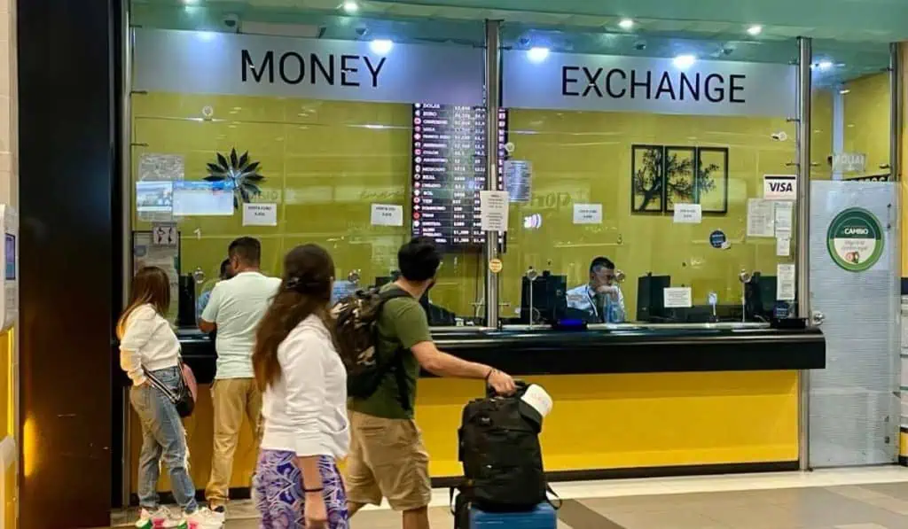 Así está el dólar en casas de cambio de Colombia este martes Casa de cambios en el aeropuerto El Dorado de Bogotá