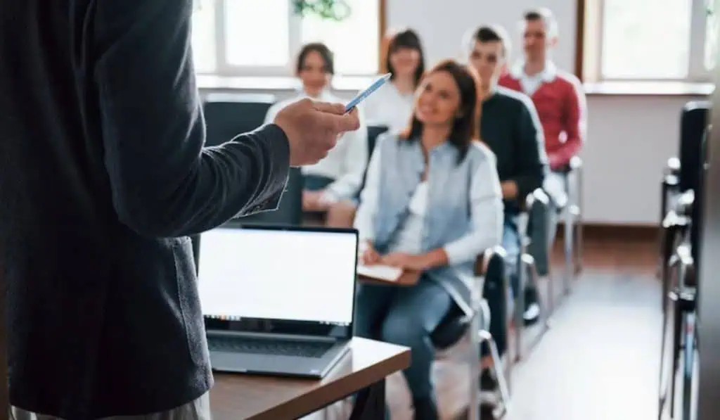 Profesores recibirán ingreso adicional de por vida: Así puede acceder al beneficio Becas para docentes