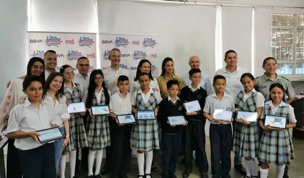 Claro por Colombia, sostenibilidad a través de la tecnología Escuelas-Conectadas-Claro-