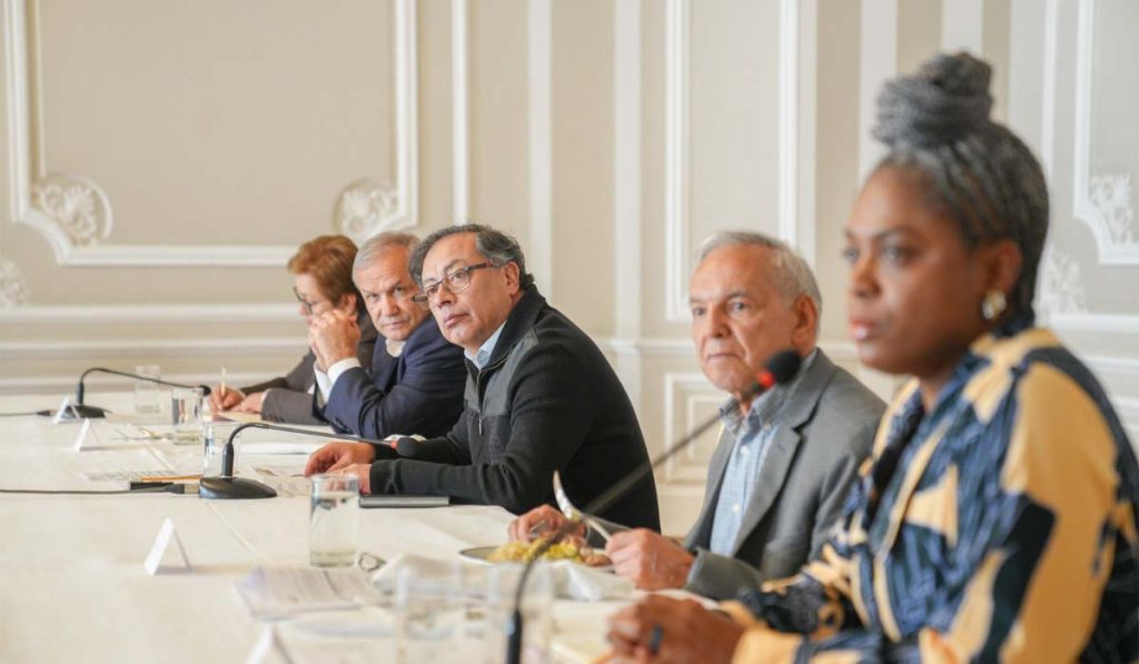 Movidas en los ministerios de Petro: los que se van y se quedan