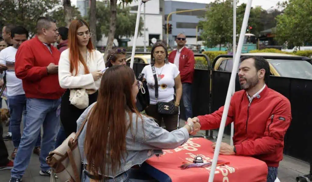 A dos días de elecciones, Galán sigue punteando para ser nuevo alcalde de Bogotá Carlos Fernando Galán punta en la última encuesta de elecciones regionales.