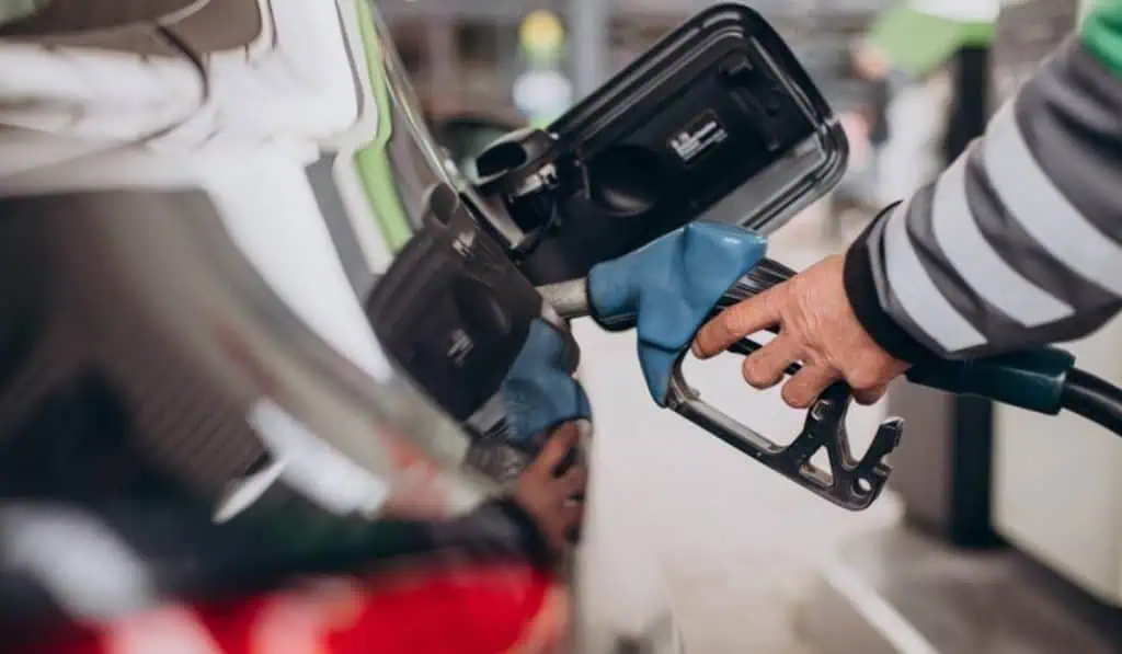 Ministro de Hacienda advierte: precios de la gasolina subirían por guerra en Medio Oriente estaciones de gasolina en Colombia