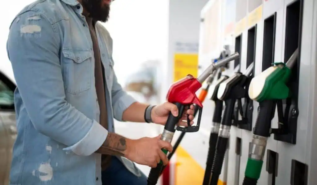 Dólar en Colombia vuelve a cerrar al alza este 30 de abril Gasolina