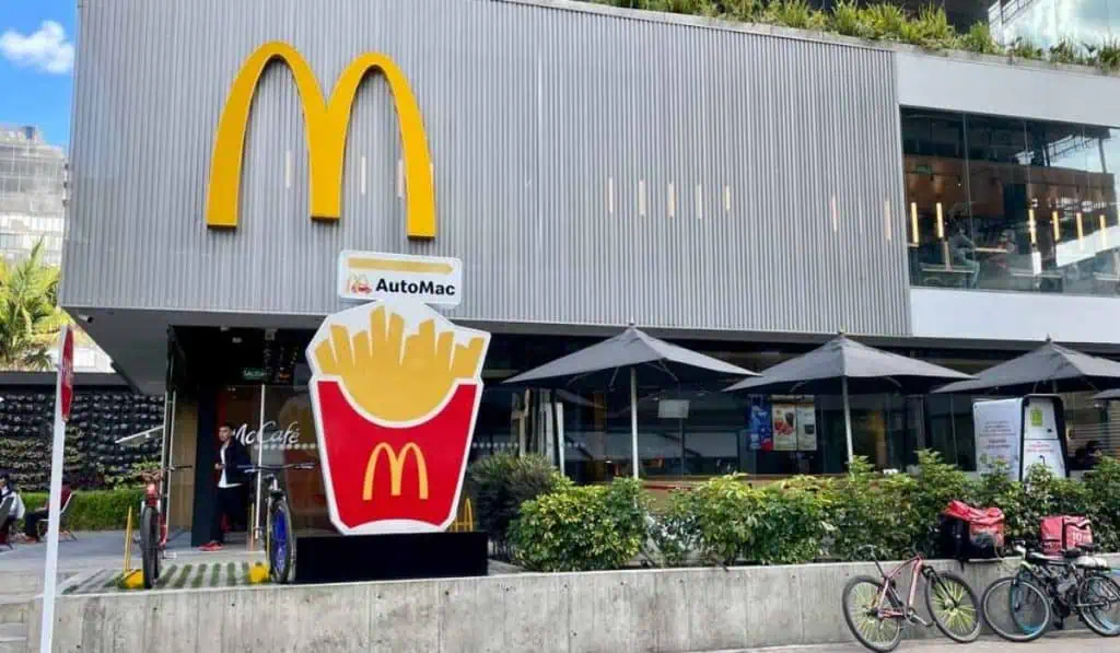 Los restaurantes que más facturaron en Colombia en 2023: tres tuvieron pérdidas Tienda de McDonald's en el Parque de la 93, en Bogotá