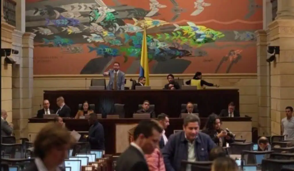 Gobierno Petro dice que EPS en Colombia deberán garantizar el abastecimiento de medicamentos Se reanuda segundo debate de la reforma a la salud.