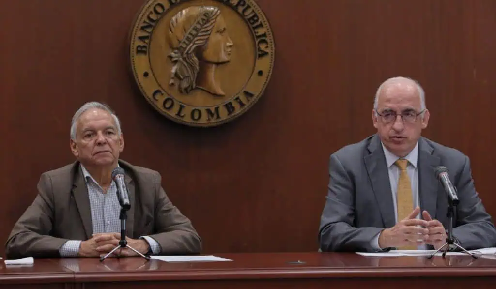 Semana clave para las tasas de interés en Colombia Ricardo Bonilla, ministro de Hacienda, y Leonardo Villar, gerente del Banco de la República, en rueda de prensa