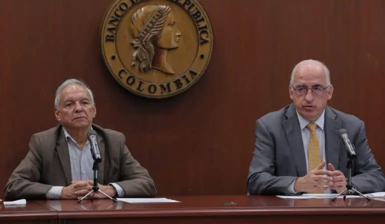 Ricardo Bonilla, ministro de Hacienda, y Leonardo Villar, gerente del Banco de la República, en rueda de prensa