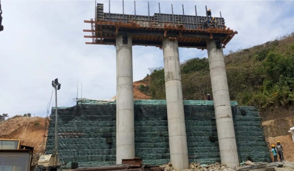 Obras de un tramo de la vía Panamericana en Colombia.