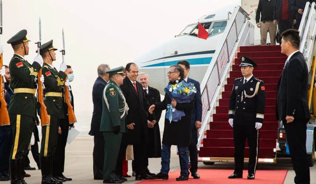 Claudia López se va contra el petrismo y sale en defensa del metro de Bogotá Gustavo Petro visita China en octubre de 2023